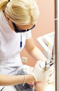 ဆရာဝန်တစ် ဦး သည် Photothermolysis လုပ်ထုံးလုပ်နည်းလုပ်ဆောင်သည်