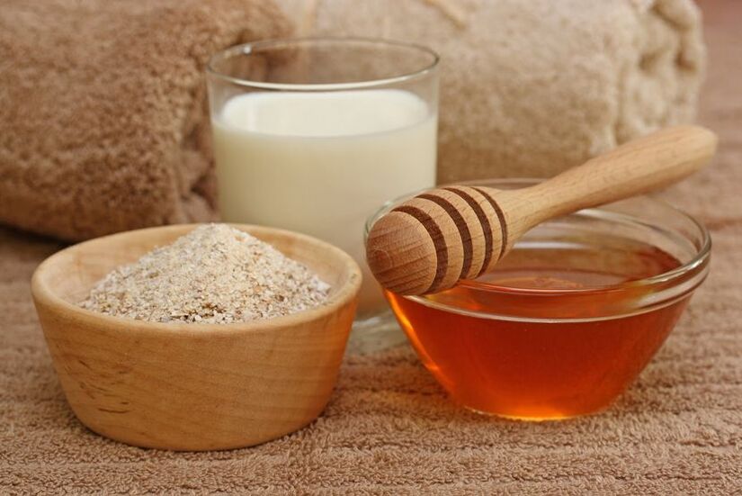 ပြန်လည်နုပျိုသောလက်မျက်နှာဖုံးအတွက်ပျားရည်နှင့် oatmeal